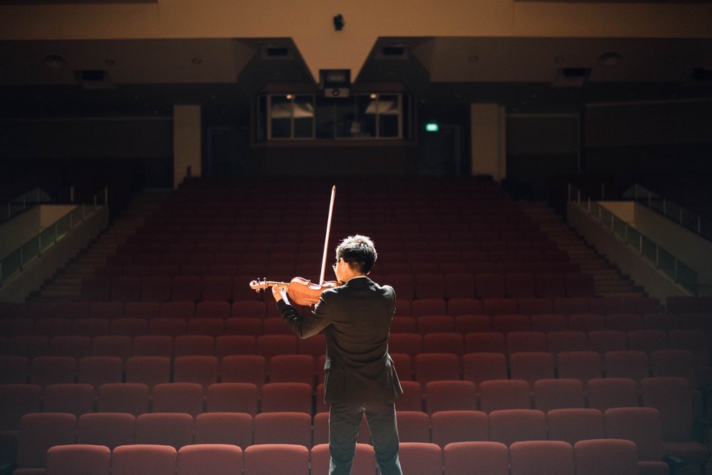 violin player